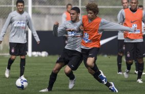 Durante o treino do Corinthians realizado esta manh no Parque Ecolgico do Tiete, zona leste da cidade; o prximo jogo do time ser amanh, domingo, 02/08, contra o Ava, no estdio do Pacaembu, pelo Campeonato Brasileiro 2009