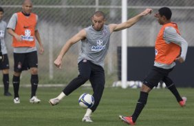 Durante o treino do Corinthians realizado esta manh no Parque Ecolgico do Tiete, zona leste da cidade; o prximo jogo do time ser amanh, domingo, 02/08, contra o Ava, no estdio do Pacaembu, pelo Campeonato Brasileiro 2009