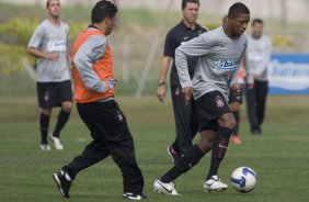 Durante o treino do Corinthians realizado esta manh no Parque Ecolgico do Tiete, zona leste da cidade; o prximo jogo do time ser amanh, domingo, 02/08, contra o Ava, no estdio do Pacaembu, pelo Campeonato Brasileiro 2009