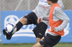 Durante o treino do Corinthians realizado esta manh no Parque Ecolgico do Tiete, zona leste da cidade; o prximo jogo do time ser amanh, domingo, 02/08, contra o Ava, no estdio do Pacaembu, pelo Campeonato Brasileiro 2009