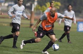 Durante o treino do Corinthians realizado esta manh no Parque Ecolgico do Tiete, zona leste da cidade; o prximo jogo do time ser amanh, domingo, 02/08, contra o Ava, no estdio do Pacaembu, pelo Campeonato Brasileiro 2009