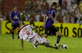 NAUTICO/PE X CORINTHIANS/SP -   Derley e Edu em um lance da partida realizada esta noite no estdio dos Aflitos em Recife, vlida pelo turno do Campeonato Brasileiro de 2009