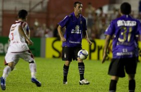NAUTICO/PE X CORINTHIANS/SP -   Juliano e Edu em um lance da partida realizada esta noite no estdio dos Aflitos em Recife, vlida pelo turno do Campeonato Brasileiro de 2009