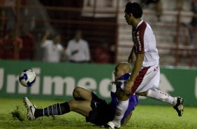 NAUTICO/PE X CORINTHIANS/SP -   Souza e Nilton em um lance da partida realizada esta noite no estdio dos Aflitos em Recife, vlida pelo turno do Campeonato Brasileiro de 2009