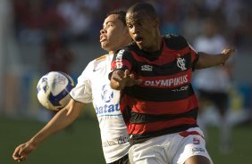 FLAMENGO/RJ X CORINTHIANS/SP -  Dentinho e Airton em um lance da partida realizada esta tarde no estdio do Maracan, vlida pelo turno do Campeonato Brasileiro de 2009