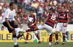 FLAMENGO/RJ X CORINTHIANS/SP -   em um lance da partida realizada esta tarde no estdio do Maracan, vlida pelo turno do Campeonato Brasileiro de 2009
