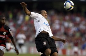 FLAMENGO/RJ X CORINTHIANS/SP -   em um lance da partida realizada esta tarde no estdio do Maracan, vlida pelo turno do Campeonato Brasileiro de 2009