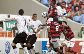FLAMENGO/RJ X CORINTHIANS/SP -   em um lance da partida realizada esta tarde no estádio do Maracanã, válida pelo turno do Campeonato Brasileiro de 2009