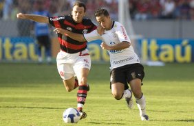 FLAMENGO/RJ X CORINTHIANS/SP -  Petkovic e Bruno Bertucci em um lance da partida realizada esta tarde no estdio do Maracan, vlida pelo turno do Campeonato Brasileiro de 2009