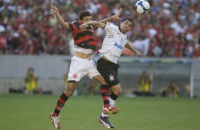 FLAMENGO/RJ X CORINTHIANS/SP -  Ronaldo Angelin e Dentinho em um lance da partida realizada esta tarde no estádio do Maracanã, válida pelo turno do Campeonato Brasileiro de 2009