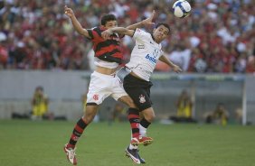 FLAMENGO/RJ X CORINTHIANS/SP -  Ronaldo Angelin e Dentinho em um lance da partida realizada esta tarde no estdio do Maracan, vlida pelo turno do Campeonato Brasileiro de 2009