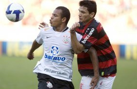 FLAMENGO/RJ X CORINTHIANS/SP - Bill e Ronaldo Angelin  em um lance da partida realizada esta tarde no estdio do Maracan, vlida pelo turno do Campeonato Brasileiro de 2009