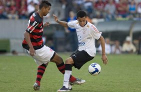 FLAMENGO/RJ X CORINTHIANS/SP - David e Dentinho  em um lance da partida realizada esta tarde no estdio do Maracan, vlida pelo turno do Campeonato Brasileiro de 2009