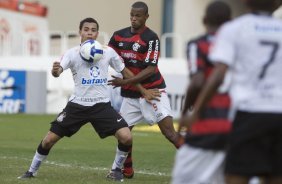 FLAMENGO/RJ X CORINTHIANS/SP - Dentinho e Airton  em um lance da partida realizada esta tarde no estdio do Maracan, vlida pelo turno do Campeonato Brasileiro de 2009