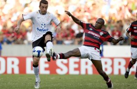 FLAMENGO/RJ X CORINTHIANS/SP - Edu e William  em um lance da partida realizada esta tarde no estdio do Maracan, vlida pelo turno do Campeonato Brasileiro de 2009