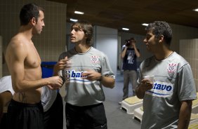 FLAMENGO/RJ X CORINTHIANS/SP - Edu; o fisiologista Daniel Portella e sidnei Lobo nos vestiários antes da partida realizada esta tarde no estádio do Maracanã, válida pelo turno do Campeonato Brasileiro de 2009