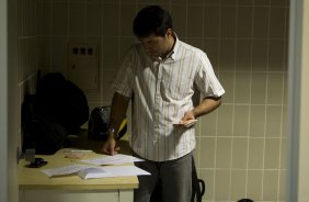 FLAMENGO/RJ X CORINTHIANS/SP - O supervisor Saulo Magalhaes confere a escalacao do Corinthians, nos vestiários antes da partida realizada esta tarde no estádio do Maracanã, válida pelo turno do Campeonato Brasileiro de 2009