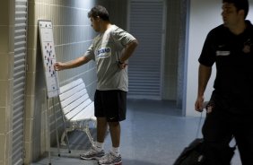 FLAMENGO/RJ X CORINTHIANS/SP - Sidnei Lobo, auxiliar de Mano Menezes, nos vestiários antes da partida realizada esta tarde no estádio do Maracanã, válida pelo turno do Campeonato Brasileiro de 2009