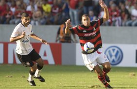 FLAMENGO/RJ X CORINTHIANS/SP - William e Adriano  em um lance da partida realizada esta tarde no estdio do Maracan, vlida pelo turno do Campeonato Brasileiro de 2009