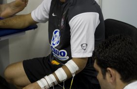 Apos cirurgia na mao esquerda, o jogador Ronaldo, ao lado do fisioterapeuta Bruno Mazziotti(d) fez fisioterapia esta manhã no Parque São Jorge, zona leste da cidade; o próximo jogo do time será domingo, 16/08, contra o Atlético-MG, no Pacaembu, pelo Campeonato Brasileiro 2009