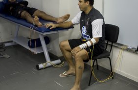 Apos cirurgia na mao esquerda, o jogador Ronaldo, ao lado de William(e) fez fisioterapia esta manh no Parque So Jorge, zona leste da cidade; o prximo jogo do time ser domingo, 16/08, contra o Atltico-MG, no Pacaembu, pelo Campeonato Brasileiro 2009