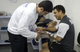 Apos cirurgia na mao esquerda, o jogador Ronaldo, ao lado do fisioterapeuta Bruno Mazziotti(e) fez fisioterapia esta manhã no Parque São Jorge, zona leste da cidade; o próximo jogo do time será domingo, 16/08, contra o Atlético-MG, no Pacaembu, pelo Campeonato Brasileiro 2009