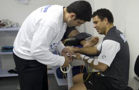 Apos cirurgia na mao esquerda, o jogador Ronaldo, ao lado do fisioterapeuta Bruno Mazziotti(e) fez fisioterapia esta manh no Parque So Jorge, zona leste da cidade; o prximo jogo do time ser domingo, 16/08, contra o Atltico-MG, no Pacaembu, pelo Campeonato Brasileiro 2009