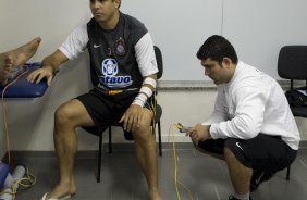 Apos cirurgia na mao esquerda, o jogador Ronaldo, ao lado do fisioterapeuta Bruno Mazziotti(d) fez fisioterapia esta manh no Parque So Jorge, zona leste da cidade; o prximo jogo do time ser domingo, 16/08, contra o Atltico-MG, no Pacaembu, pelo Campeonato Brasileiro 2009
