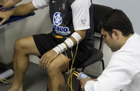 Apos cirurgia na mao esquerda, o jogador Ronaldo, ao lado do fisioterapeuta Bruno Mazziotti, fez fisioterapia esta manhã no Parque São Jorge, zona leste da cidade; o próximo jogo do time será domingo, 16/08, contra o Atlético-MG, no Pacaembu, pelo Campeonato Brasileiro 2009