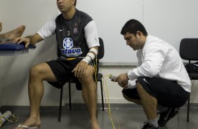 Apos cirurgia na mao esquerda, o jogador Ronaldo, ao lado do fisioterapeuta Bruno Mazziotti(d) fez fisioterapia esta manh no Parque So Jorge, zona leste da cidade; o prximo jogo do time ser domingo, 16/08, contra o Atltico-MG, no Pacaembu, pelo Campeonato Brasileiro 2009