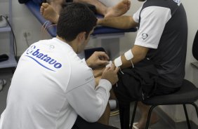 Apos cirurgia na mao esquerda, o jogador Ronaldo, ao lado do fisioterapeuta Bruno Mazziotti, de costas, e William, ao fundo, fez fisioterapia esta manh no Parque So Jorge, zona leste da cidade; o prximo jogo do time ser domingo, 16/08, contra o Atltico-MG, no Pacaembu, pelo Campeonato Brasileiro 2009