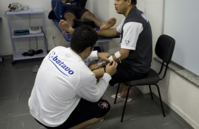 Apos cirurgia na mao esquerda, o jogador Ronaldo, com o fisioterapeuta Bruno Mazziotti, de costas, e William, ao fundo, fez fisioterapia esta manh no Parque So Jorge, zona leste da cidade; o prximo jogo do time ser domingo, 16/08, contra o Atltico-MG, no Pacaembu, pelo Campeonato Brasileiro 2009