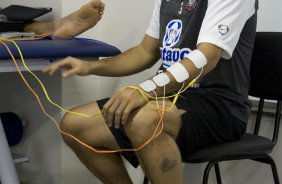 Apos cirurgia na mao esquerda, o jogador Ronaldo fez fisioterapia esta manhã no Parque São Jorge, zona leste da cidade; o próximo jogo do time será domingo, 16/08, contra o Atlético-MG, no Pacaembu, pelo Campeonato Brasileiro 2009