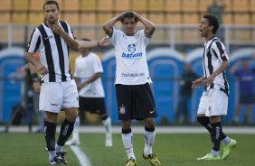 CORINTHIANS/SP X ATLETICO/MG - Moradei entre Alex Bruno(e) e Marcos Rocha lamenta a perda de um gol em um lance da partida realizada esta tarde no estádio do Pacaembu, válida pelo turno do Campeonato Brasileiro de 2009