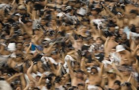 CORINTHIANS/SP X ATLETICO/MG - Torcida do Corinthians em um lance da partida realizada esta tarde no estádio do Pacaembu, válida pelo turno do Campeonato Brasileiro de 2009