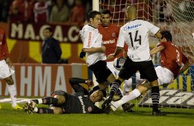 INTERNACIONAL/RS X CORINTHIANS/SP -   em um lance da partida realizada esta noite no estdio Beira Rio, em Porto Alegre, vlida pelo returno do Campeonato Brasileiro de 2009