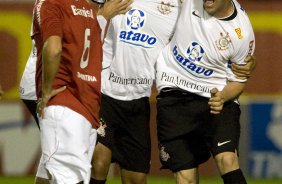 INTERNACIONAL/RS X CORINTHIANS/SP -   em um lance da partida realizada esta noite no estdio Beira Rio, em Porto Alegre, vlida pelo returno do Campeonato Brasileiro de 2009