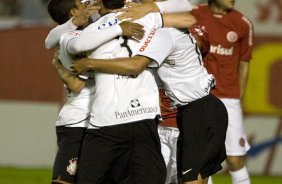 INTERNACIONAL/RS X CORINTHIANS/SP -   em um lance da partida realizada esta noite no estdio Beira Rio, em Porto Alegre, vlida pelo returno do Campeonato Brasileiro de 2009