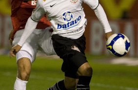 INTERNACIONAL/RS X CORINTHIANS/SP -   em um lance da partida realizada esta noite no estdio Beira Rio, em Porto Alegre, vlida pelo returno do Campeonato Brasileiro de 2009