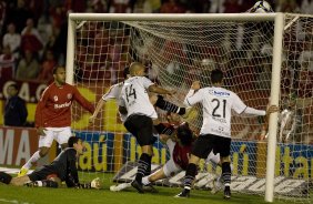 INTERNACIONAL/RS X CORINTHIANS/SP -   em um lance da partida realizada esta noite no estdio Beira Rio, em Porto Alegre, vlida pelo returno do Campeonato Brasileiro de 2009