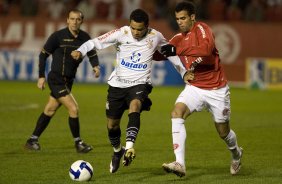 INTERNACIONAL/RS X CORINTHIANS/SP -   em um lance da partida realizada esta noite no estdio Beira Rio, em Porto Alegre, vlida pelo returno do Campeonato Brasileiro de 2009