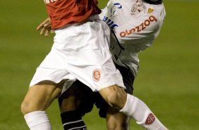 INTERNACIONAL/RS X CORINTHIANS/SP -   em um lance da partida realizada esta noite no estdio Beira Rio, em Porto Alegre, vlida pelo returno do Campeonato Brasileiro de 2009