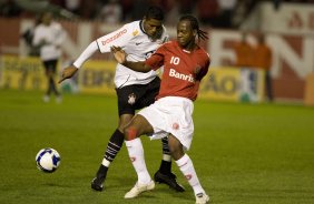 INTERNACIONAL/RS X CORINTHIANS/SP -   em um lance da partida realizada esta noite no estdio Beira Rio, em Porto Alegre, vlida pelo returno do Campeonato Brasileiro de 2009