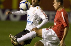 INTERNACIONAL/RS X CORINTHIANS/SP -   em um lance da partida realizada esta noite no estdio Beira Rio, em Porto Alegre, vlida pelo returno do Campeonato Brasileiro de 2009