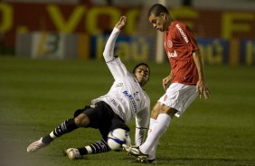 INTERNACIONAL/RS X CORINTHIANS/SP -   em um lance da partida realizada esta noite no estdio Beira Rio, em Porto Alegre, vlida pelo returno do Campeonato Brasileiro de 2009