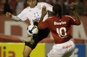 INTERNACIONAL/RS X CORINTHIANS/SP -   em um lance da partida realizada esta noite no estdio Beira Rio, em Porto Alegre, vlida pelo returno do Campeonato Brasileiro de 2009