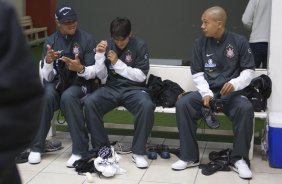 INTERNACIONAL/RS X CORINTHIANS/SP - Bill, Moradei e Jean nos vestiários antes da partida realizada esta noite no estádio Beira Rio, em Porto Alegre, válida pelo returno do Campeonato Brasileiro de 2009
