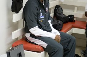 INTERNACIONAL/RS X CORINTHIANS/SP - Elias nos vestiários antes da partida realizada esta noite no estádio Beira Rio, em Porto Alegre, válida pelo returno do Campeonato Brasileiro de 2009