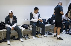 INTERNACIONAL/RS X CORINTHIANS/SP - Jadson e Marcinho nos vestiários antes da partida realizada esta noite no estádio Beira Rio, em Porto Alegre, válida pelo returno do Campeonato Brasileiro de 2009
