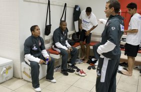 INTERNACIONAL/RS X CORINTHIANS/SP - Jorge Henrique e Elias conversam com Morais nos vestiários antes da partida realizada esta noite no estádio Beira Rio, em Porto Alegre, válida pelo returno do Campeonato Brasileiro de 2009